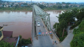 Từ 15 giờ ngày 23/10: Cho phép người đi bộ và một số phương tiện lưu thông qua cầu Yên Bái