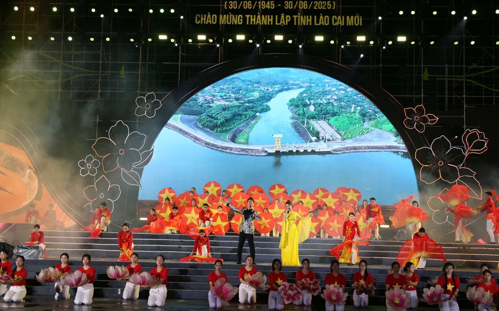 Ấn tượng Chương trình nghệ thuật đặc biệt kỷ niệm 80 năm Ngày thành lập Đảng bộ tỉnh Yên Bái và chào mừng thành lập tỉnh Lào Cai (mới) ảnh 6 Ấn tượng Chương trình nghệ thuật đặc biệt kỷ niệm 80 năm Ngày thành lập Đảng bộ tỉnh Yên Bái và chào mừng thành lập tỉnh Lào Cai (mới) ảnh 6