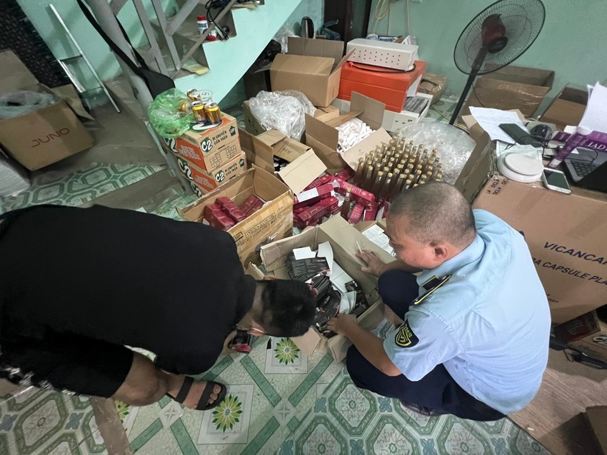 Bắt quả tang cơ sở sản xuất thực phẩm chức năng nghi giả quy mô lớn ảnh 1 Bắt quả tang cơ sở sản xuất thực phẩm chức năng nghi giả quy mô lớn ảnh 1