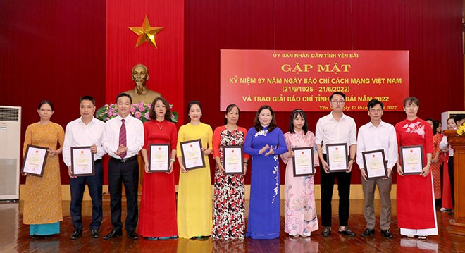 UBND tỉnh Yên Bái gặp mặt các cơ quan báo chí và trao Giải Báo chí tỉnh năm 2022 ảnh 5 UBND tỉnh Yên Bái gặp mặt các cơ quan báo chí và trao Giải Báo chí tỉnh năm 2022 ảnh 5