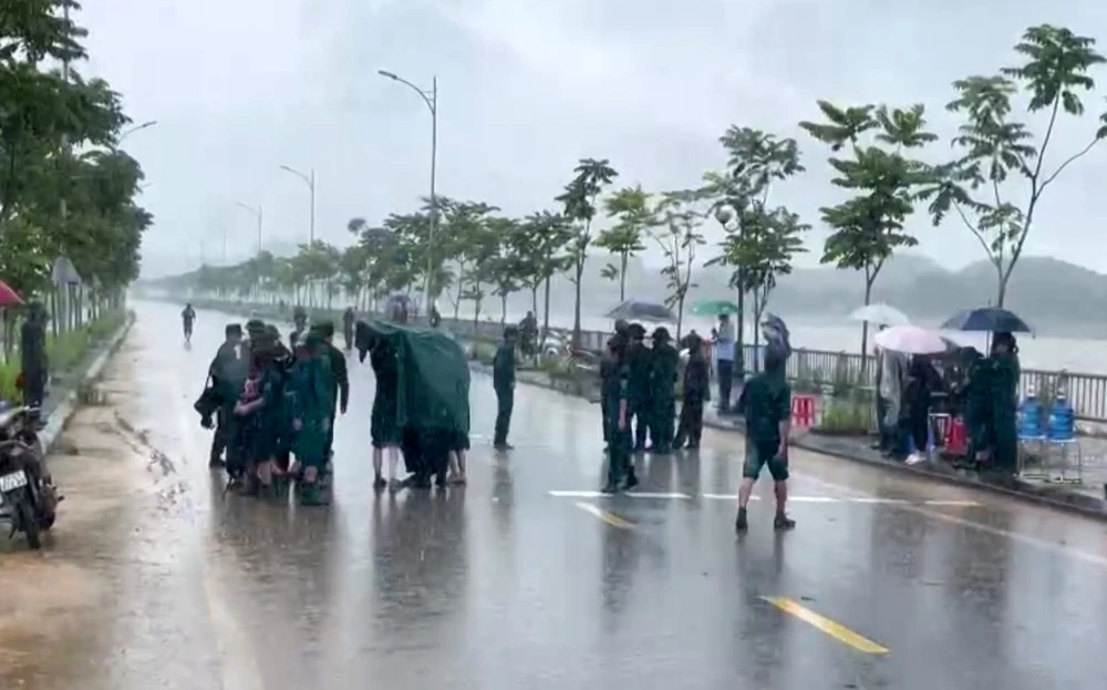 Hội thao quốc phòng tỉnh Yên Bái: Đúng tinh thần “Vượt nắng, thắng mưa” ảnh 1