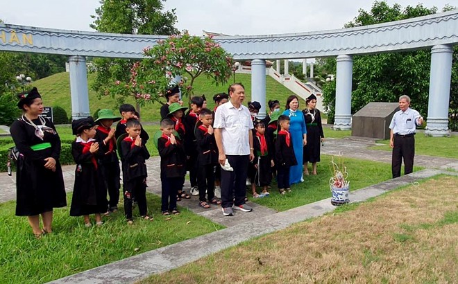 Hội Khoa học Lịch sử tỉnh tổ chức tham quan các địa danh lịch sử - văn hóa cho học sinh Trường TH và THCS Minh Chuẩn ảnh 2 Hội Khoa học Lịch sử tỉnh tổ chức tham quan các địa danh lịch sử - văn hóa cho học sinh Trường TH và THCS Minh Chuẩn ảnh 2
