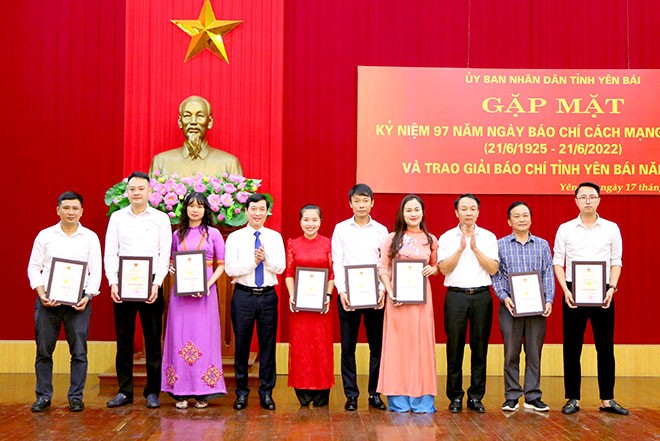 UBND tỉnh Yên Bái gặp mặt các cơ quan báo chí và trao Giải Báo chí tỉnh năm 2022 ảnh 4 UBND tỉnh Yên Bái gặp mặt các cơ quan báo chí và trao Giải Báo chí tỉnh năm 2022 ảnh 4