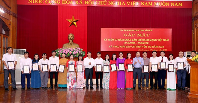 UBND tỉnh Yên Bái gặp mặt các cơ quan báo chí và trao Giải Báo chí tỉnh năm 2022 ảnh 6 UBND tỉnh Yên Bái gặp mặt các cơ quan báo chí và trao Giải Báo chí tỉnh năm 2022 ảnh 6