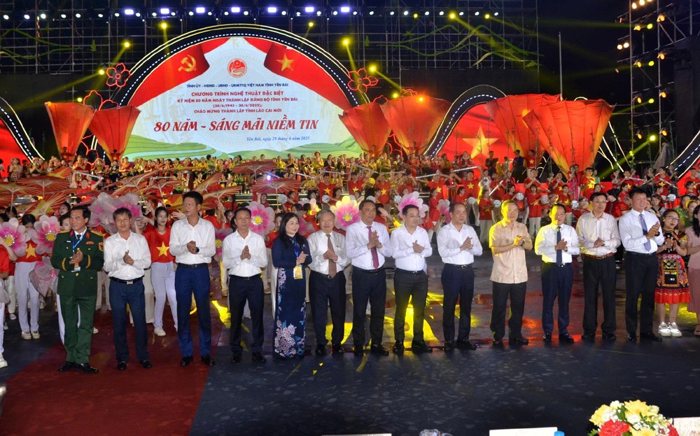 Ấn tượng Chương trình nghệ thuật đặc biệt kỷ niệm 80 năm Ngày thành lập Đảng bộ tỉnh Yên Bái và chào mừng thành lập tỉnh Lào Cai (mới) ảnh 9 Ấn tượng Chương trình nghệ thuật đặc biệt kỷ niệm 80 năm Ngày thành lập Đảng bộ tỉnh Yên Bái và chào mừng thành lập tỉnh Lào Cai (mới) ảnh 9