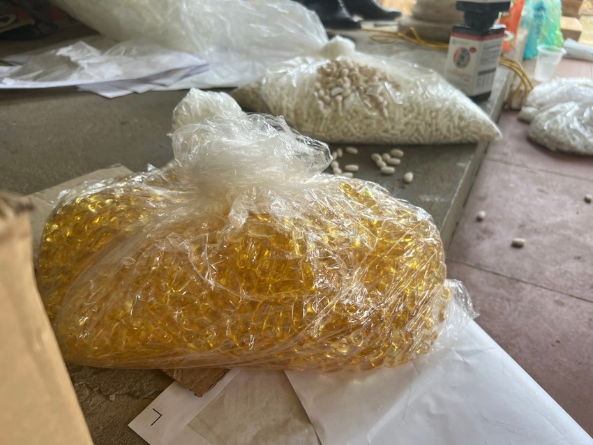 Bắt quả tang cơ sở sản xuất thực phẩm chức năng nghi giả quy mô lớn ảnh 4 Bắt quả tang cơ sở sản xuất thực phẩm chức năng nghi giả quy mô lớn ảnh 4