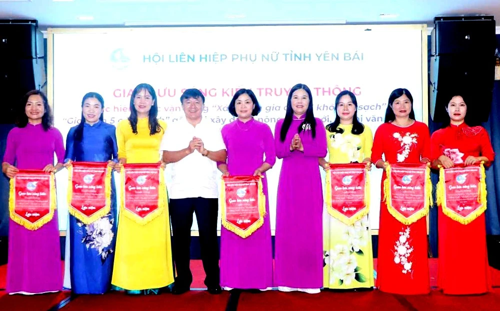 Yên Bái: Giao lưu sáng kiến truyền thông và biểu dương câu lạc bộ “Gia đình hạnh phúc” ảnh 1