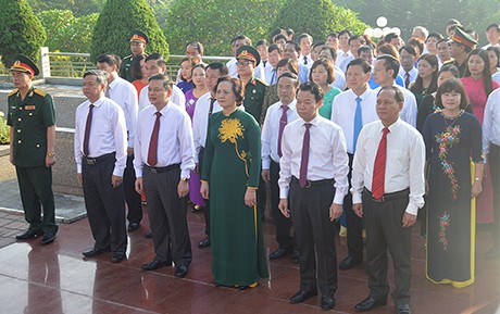 Các đồng chí lãnh đạo tỉnh dâng hương tại Khu tưởng niệm Chủ tịch Hồ Chí Minh và viếng Nghĩa trang liệt sỹ trung tâm tỉnh ảnh 2 Các đồng chí lãnh đạo tỉnh dâng hương tại Khu tưởng niệm Chủ tịch Hồ Chí Minh và viếng Nghĩa trang liệt sỹ trung tâm tỉnh ảnh 2