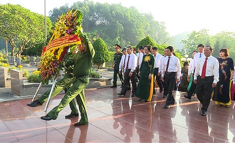 Các đồng chí lãnh đạo tỉnh dâng hương tại Khu tưởng niệm Chủ tịch Hồ Chí Minh và viếng Nghĩa trang liệt sỹ trung tâm tỉnh ảnh 1 Các đồng chí lãnh đạo tỉnh dâng hương tại Khu tưởng niệm Chủ tịch Hồ Chí Minh và viếng Nghĩa trang liệt sỹ trung tâm tỉnh ảnh 1