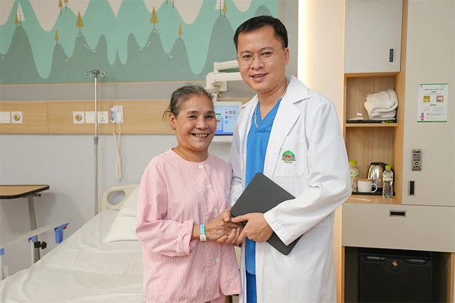 Loại bỏ thành công khối u tuyến nước bọt khổng lồ đeo đẳng người phụ nữ 60 tuổi ảnh 2