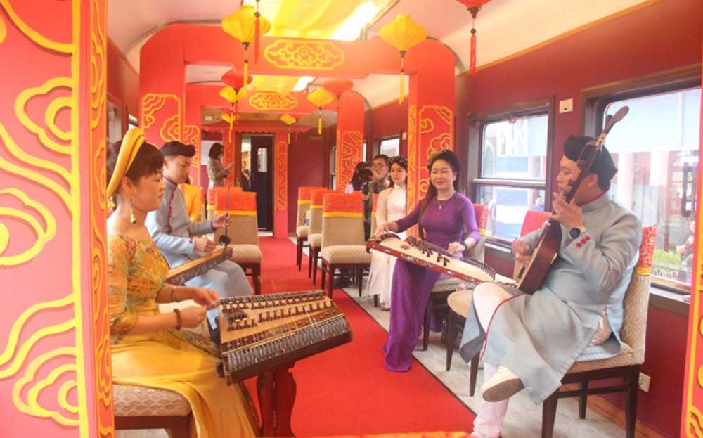 Đoàn tàu “Kết nối di sản miền Trung” chính thức hoạt động phục vụ du khách ảnh 1