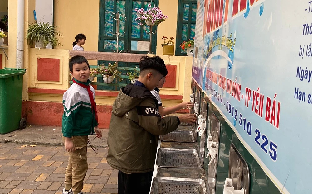 CHÚ TRỌNG BẢO ĐẢM AN NINH NGUỒN NƯỚC Nếu muốn biết tầm quan trọng của nước đối với cuộc sống ra sao thì chỉ cần thử hình dung nếu cuộc sống này không có nước thì sẽ như thế nào… Có thể nhắc tới một sự kiện chưa xa, vào thời điểm đầu tháng 6/2023, lần đầu tiên trong lịch sử, hồ Thác Bà xuống mức cạn kỷ lục, gây rất nhiều xáo trộn lẫn khó khăn đối với hoạt động sản xuất, kinh doanh, sinh hoạt của rất nhiều người. Điều đó cho thấy sự tác động sâu sắc, nghiêm trọng của quá trình biến đổi khí hậu cũng như đặt ra yêu cầu đối với công tác bảo đảm an ninh nguồn nước trên địa bàn tỉnh Yên Bái ngày càng trở nên cấp thiết. Bám sát nhiệm vụ, tập trung thực hiện Thực hiện Kế hoạch số 93/KH-UBND ngày 05/4/2023 của UBND tỉnh Yên Bái về thực hiện Quyết định số 1595/QĐ-TTg ngày 23/12/2022 của Thủ tướng Chính phủ và Chương trình hành động số 121-CTr/TU ngày 31/8/2022 của Tỉnh ủy Yên Bái triển khai thực hiện Kết luận số 36-KL/TW ngày 23/6/2022 của Bộ Chính trị về bảo đảm an ninh nguồn nước và an toàn đập, hồ chứa nước đến năm 2030, tầm nhìn đến năm 2045 tỉnh Yên Bái, các sở, ban, ngành và UBND các huyện, thị xã, thành phố theo chức năng, nhiệm vụ trong công tác quản lý nhà nước đã nghiêm túc, chủ động, tập trung triển khai, nỗ lực thực hiện 9 nhóm nhiệm vụ và giải pháp chủ yếu. Các sở, ban, ngành và các huyện, thị xã, thành phố đã xác định được công tác bảo đảm an ninh nguồn nước và an toàn đập, hồ chứa nước là nhiệm vụ quan trọng, vừa cấp bách, vừa lâu dài, liên quan trực tiếp đến đời sống nhân dân, phát triển kinh tế - xã hội, bảo đảm quốc phòng - an ninh, gắn với nhiệm vụ của cả hệ thống chính trị, là nhiệm vụ thường xuyên, liên tục của các cấp ủy, chính quyền. Công tác tuyên truyền đã ngày càng đa dạng, phong phú, bằng nhiều hình thức và tới được với nhiều người hơn nhờ sự phát triển mạnh mẽ của công cuộc chuyển đổi số, ứng dụng công nghệ. Nâng cao chất lượng công tác quy hoạch thủy lợi, tài nguyên nước và điều tra cơ bản, đánh giá trữ lượng nguồn nước, UBND tỉnh đã tổ chức triển khai thực hiện có hiệu quả các chuyên đề đảm bảo đồng bộ, thống nhất với quy hoạch quốc gia, quy hoạch vùng, phù hợp với điều kiện thực tế của địa phương. Ở từng nhóm nhiệm vụ và giải pháp chủ yếu cũng như đồng bộ các nhiệm vụ và giải pháp tổng thể, sự tập trung và nỗ lực của cả hệ thống chính trị, của mỗi người dân trong xã hội tạo nên hiệu quả chung của quá trình thực hiện nhiệm vụ. Đáp ứng yêu cầu phục vụ phát triển Yên Bái trong năm 2023 đã chủ động tích trữ, điều hòa, phân phối nguồn nước, đáp ứng yêu cầu sử dụng nước phục vụ dân sinh và phát triển kinh tế - xã hội. Nhiệm vụ này đã được các cơ quan chức năng tập trung thực hiện, đảm bảo các yêu cầu đặt ra. Đối với Sở Nông nghiệp và Phát triển nông thôn tỉnh, đã chỉ đạo đơn vị quản lý khai thác công trình thủy lợi đưa ra các giải pháp sử dụng, phát huy có hiệu quả từ hệ thống đập, hồ chứa nước trong việc điều hòa phân bổ nguồn nước trên cơ sở phương án khai thác, sử dụng, bảo vệ tài nguyên nước, giám sát chặt chẽ việc đảm bảo dòng chảy tối thiểu ở hạ lưu các hồ chứa thủy điện và dòng chảy tối thiểu trên các sông, suối; thực hiện các giải pháp tiết kiệm nước, tái sử dụng nước, theo dõi, giám sát chặt chẽ việc sử dụng nước sinh hoạt và sản xuất để giảm thất thoát, lãng phí; tăng cường thực hiện các biện pháp sử dụng nước tiết kiệm và hiệu quả trong sản xuất nông nghiệp. Bên cạnh đó, Ban Quản lý các khu công nghiệp tỉnh đã đưa ra các biện pháp sử dụng nước tiết kiệm trong hoạt động sản xuất; đầu tư quy hoạch xây dựng các hồ chứa, bể chứa nước để cấp nước trữ nước trong quá trình hoạt động sản xuất đối với các đơn vị dùng nhiều nước và tái sử dụng nguồn nước. Sở Tài nguyên và Môi trường tỉnh thực hiện định kỳ quan trắc, giám sát chất lượng môi trường nước dưới đất tại 30 điểm nước dưới đất phân bố tại thành phố Yên Bái, thị xã Nghĩa Lộ và tất cả các huyện. Kết quả quan trắc định kỳ hằng năm cho thấy chất lượng nước trên địa bàn tỉnh là tương đối tốt. Hiện nay, Sở Xây dựng tỉnh triển khai Chương trình thoát nước và vệ sinh an toàn đô thị, khu dân cư nông thôn tập trung trên địa bàn tỉnh Yên Bái đến năm 2030. Có thể nói, hiệu quả và chất lượng bảo đảm an ninh nguồn nước và an toàn đập, hồ chứa nước trên địa bàn tỉnh Yên Bái đã thể hiện và khẳng định rõ nét về ý thức chủ động, trách nhiệm, nghiêm túc thực hiện tốt các nhóm nhiệm vụ và giải pháp chủ yếu đã được đề ra. Tập trung giải quyết, khắc phục kịp thời những khó khăn, vướng mắc và tồn tại, hạn chế là Yên Bái tiếp tục quyết tâm, nỗ lực, chú trọng thực hiện hiệu quả nhiệm vụ bảo đảm an ninh nguồn nước. 9 nhóm nhiệm vụ và giải pháp chủ yếu về bảo đảm an ninh nguồn nước và an toàn đập, hồ chứa nước (1)Tăng cường tuyên truyền, nâng cao nhận thức cho cán bộ, đảng viên và nhân dân về bảo đảm an ninh nguồn nước, an toàn đập, hồ chứa nước trong tình hình mới; (2) Hoàn thiện thể chế, chính sách, nâng cao hiệu lực, hiệu quả quản lý nhà nước về bảo đảm an ninh nguồn nước và an toàn đập, hồ chứa nước; (3) Nâng cao chất lượng công tác quy hoạch thủy lợi, tài nguyên nước và điều tra cơ bản, đánh giá trữ lượng nguồn nước; (4) Chủ động tích trữ, điều hoà, phân phối nguồn nước, đáp ứng yêu cầu sử dụng nước phục vụ dân sinh và phát triển kinh tế-xã hội; (5) Nâng cao chất lượng, hiệu quả quản lý, vận hành, bảo đảm an toàn đập, hồ chứa nước; (6) Phòng, chống, giảm thiểu tác động bất lợi do thiên tai liên quan đến nước và biến đổi khí hậu; (7) Nghiên cứu, triển khai, ứng dụng khoa học và công nghệ, chuyển đổi số trong bảo đảm an ninh nguồn nước, an toàn đập, hồ chứa nước; (8) Tăng cường bảo vệ môi trường, bảo vệ nguồn sinh thủy, phòng, chống ô nhiễm, suy thoái, cạn kiệt nguồn nước; (9) Đẩy mạnh hợp tác quốc tế, trao đổi với các bộ, ngành trung ương và phối hợp với các địa phương khác về đảm bảo an ninh nguồn nước. TIẾT KIỆM NƯỚC TRONG SẢN XUẤT NÔNG NGHIỆP Trong bối cảnh chung hiện nay, tiết kiệm nước trong sản xuất nông nghiệp không chỉ là yêu cầu về tiết kiệm nguồn nước nói chung mà còn là yêu cầu tự thân về tiết kiệm nguồn nước của mỗi cá nhân, mỗi gia đình nói riêng. Gia đình ông Nguyễn Văn Đài ở thôn Văn Quỳ, xã Văn Phú, thành phố Yên Bái có mô hình trang trại tổng hợp rộng gần 6 ha. Trang trại gồm 500 gốc ổi, trên 100 con lợn thịt, 20 con lợn nái và trên 600 con gà, vịt. Thực hiện mô hình trang trại nông nghiệp tuần hoàn và khép kín, kết hợp chăn nuôi với trồng trọt, ông Đài luôn chú trọng áp dụng các tiến bộ khoa học kỹ thuật vào sản xuất để đảm bảo nâng cao chất lượng sản phẩm, đạt hiệu quả kinh tế cao nhất gắn với bảo vệ môi trường, sử dụng tiết kiệm các nguồn tài nguyên thiên nhiên. Ông Đài cho biết: "Thực hiện tưới nước tự động bằng hình thức tưới nhỏ giọt trong sản xuất nông nghiệp của gia đình, tôi nhận thấy có rất nhiều tiện lợi, vừa tiết kiệm được nguồn nước vừa giảm được công lao động so với tưới thủ công như trước đây”. Ở thị trấn Yên Thế, huyện Lục Yên, có Hợp tác xã "Sáu không Farm” do anh Lục Vân Anh làm Giám đốc. Ngay từ giai đoạn đầu của hành trình khởi nghiệp, năm 2018, anh đã áp dụng hình thức tưới phun xoay cho rau trồng trong nhà lưới và chuyển sang tưới nhỏ giọt cho dưa lê trong nhà kính từ đầu năm 2020. Đến nay, Hợp tác xã đã thực hiện phương pháp tưới nhỏ giọt đối với toàn bộ hệ thống trang trại trồng nho, rau củ quả. Phương pháp này đã thiết thực góp phần sử dụng tiết kiệm nguồn nước cho sản xuất nông nghiệp lại tăng hiệu quả sử dụng nước, tiết kiệm nhân công lao động và chi phí sản xuất thực tế của Hợp tác xã. Từ cuối năm 2017, anh Nguyễn Văn Định ở thôn Minh Thân, xã Đại Minh, huyện Yên Bình đã biết đến mô hình tưới nước thông minh cho vườn bưởi và tự đi tham quan 3 mô hình ở tỉnh Phú Thọ. Do công thuê lắp đặt tốn khá cao nên anh đã tự nghiên cứu, tìm hiểu, học hỏi trên mạng Internet để lắp đặt thành công hệ thống tưới nước thông minh cho 1,5 ha vườn bưởi của gia đình lúc đó và duy trì đến bây giờ. Hệ thống tưới nước thông minh cho vườn bưởi của hộ anh Nguyễn Văn Định ở thôn Minh Thân, xã Đại Minh, huyện Yên Bình. Anh Định chia sẻ: "Tôi đã hoàn toàn thay trời làm mưa vào đúng thời điểm cây bưởi cần nước và cây bưởi cần bao nhiêu nước sẽ được đáp ứng đủ, không thiếu cũng không thừa. Thật sự tôi được giải phóng sức lao động, thuận tiện vô cùng, chưa kể còn hết sức chủ động và tiết kiệm thời gian bởi việc tưới nước thường tốn khá nhiều công. Thích nhất là ở bất cứ đâu cũng có thể tưới được”. Cũng từ năm 2015, huyện Trấn Yên đã có mô hình thực hiện Dự án "Ứng dụng hệ thống tưới phun mưa cố định và áp dụng đồng bộ các biện pháp kỹ thuật nâng cao năng suất chất lượng chè Bát Tiên tại xã Báo Đáp”. Đây là sản phẩm của đội ngũ khuyến nông viên phụ trách xã đã sáng tạo ra cách làm mới cho hệ thống tưới phun mưa bằng những đường ống nước nối dài khắp nương chè, có lắp đặt các van khóa tay và bể tưới. Hệ thống tưới phun mưa đã mang đến niềm vui, mang lại tiện ích, hiệu quả kinh tế thiết thực cho những người nông dân trồng chè. Nguồn nước không phải là vô tận, mỗi người, mỗi gia đình, mỗi địa phương đều có ý thức sử dụng tiết kiệm nguồn nước trong sản xuất nông nghiệp là góp phần bảo vệ nguồn tài nguyên thiên nhiên vô cùng quý giá này. TẬP TRUNG THỰC HIỆN PHÂN LOẠI RÁC TẠI NGUỒN Nước là tài nguyên quý giá nhưng không phải là vô tận. Nước là cần thiết cho sự sống nhưng khi bị biến đổi, ô nhiễm có thể gây ra những hiểm họa khôn lường cho con người. Thời gian qua, tỉnh Yên Bái đã có nhiều giải pháp để bảo vệ nguồn nước, trong đó chú trọng công tác phân loại rác thải sinh hoạt, vứt rác đúng nơi quy định đến người dân đảm bảo bảo vệ nguồn nước sạch trên địa bàn tỉnh. Dù đã được cơ quan chức năng cắm biển báo cấm đổ rác, nhưng các loại rác thải chưa được phân loại vẫn bị người dân sống xung quanh khu vực đường Nguyễn Đức Cảnh, phường Yên Thịnh, thành phố Yên Bái cho vào túi nilon vứt xuống con suối gây mất vệ sinh, gây ô nhiễm nguồn nước và mỹ quan nơi đây. Theo một số người dân sinh sống tại khu vực này, vào các buổi chiều tối, đêm khuya hoặc rạng sáng, lúc vắng người, một số người dân thiếu ý thức mang rác đến vứt; do đó, lượng rác thải ở đây ngày càng nhiều lên. Những ngày thời tiết nắng nóng, rác bốc mùi hôi thối ảnh hưởng đến môi trường sống. Ngày 20/1/2024, UBND thành phố Yên Bái ban hành Quyết định số 5923/QĐ-UBND về việc phê duyệt phương án phân loại rác tại nguồn và thu gom, vận chuyển, xử lý chất thải sinh hoạt sau phân loại trên địa bàn. Thực hiện Quyết định số 5923/QĐ-UBND của thành phố, phường Yên Thịnh đã khẩn trương triển khai tuyên truyền, quán triệt đến người dân sống xung quanh khu vực đường Nguyễn Đức Cảnh về việc thực hiện phân loại rác thải tại nguồn, bỏ rác thải sinh hoạt được phân loại đúng vào nơi quy định, không vứt rác ra suối. Người dân phường Minh Tân, thành phố Yên Bái phân loại rác tại nguồn. Gần 3 tháng trở lại đây, người dân đã không còn vứt rác ra suối cùng với đó là thực hiện việc phân loại rác tại nguồn, bỏ rác vào xe rác thu gom đúng giờ hoặc vứt rác vào nơi quy định tại nơi công cộng. Con suối trên đoạn đường Nguyễn Đức Cảnh, thành phố Yên Bái được các đoàn thể dọn dẹp, người dân đã nâng cao ý thức, không vứt rác bừa bãi nên con suối sạch hơn. Yên Bái có 2 hệ thống sông chính là sông Thao và sông Chảy. Đây là nguồn cung cấp nước mặt lớn cho tỉnh với khối lượng nước hàng chục tỷ mét khối mỗi năm, cung cấp nước tưới phục vụ cho sản xuất nông lâm nghiệp và sinh hoạt. Bên cạnh đó, tỉnh còn có khoảng 24.700 ha ao hồ, đập chứa nước, chủ yếu tập trung ở các huyện: Yên Bình, Lục Yên, Trấn Yên. Các đầm lớn phân bố ở các xã Giới Phiên, phường Hợp Minh, thành phố Yên Bái, Minh Quân, huyện Trấn Yên, cung cấp với khối lượng tới hàng trăm triệu m3/năm. Trong đó, lớn nhất là hồ Thác Bà với diện tích mặt hồ 23.400 ha chiều dài 80 km chỗ rộng nhất 15 km, độ sâu lòng hồ khoảng từ 15 đến 34 m, tổng lượng nước trong hồ lên tới 2,9 tỷ m3. Ngoài ra, Yên Bái có nguồn nước ngầm đáng kể, nguồn nước ngầm và nước khoáng phân bố ở độ sâu 20 - 200 m dưới lòng đất. Tuy nhiên, nguồn nước ngầm phân bố không đồng đều trong các thành tạo địa chất khác nhau, mực nước ngầm thay đổi có nơi chỉ vài mét là có nước ngầm, có nơi thì mấy chục mét mới có. Hàng năm, có thể khai thác cấp nước sinh hoạt cho nhân dân hàng chục nghìn mét khối, chủ yếu là hệ thống giếng khơi và giếng khoan. Nhìn chung, tài nguyên nước của Yên Bái rất dồi dào, chất lượng nước tương đối tốt, ít bị ô nhiễm. Vì vậy, có giá trị rất lớn trong phát triển kinh tế - xã hội và sinh hoạt, nếu được khai thác sử dụng hợp lý sẽ đáp ứng đủ nhu cầu nước cho sản xuất nông nghiệp, lâm nghiệp, công nghiệp, đời sống và nhiều lĩnh vực khác. Tuy nhiên, nhiều năm trở lại đây, nguồn nước trên địa bàn tỉnh có nguy cơ bị ô nhiễm. Nước có nguy cơ bị ô nhiễm do rất nhiều nguyên nhân, nhưng nguyên nhân chủ yếu là do rác thải trong sinh hoạt, theo đó, rác thải sinh hoạt người dân không phân loại và vứt không đúng nơi quy định, người dân chôn lấp rác hay rác tồn đọng khi mưa xuống, nước rỉ rác theo nước mưa chảy tràn làm nhiễm bẩn nguồn nước mặt hoặc ngấm vào các mạch nước ngầm gây ô nhiễm. Biểu hiện ô nhiễm nước thường thấy nhất là nước có màu lạ, mùi lạ và xuất hiện váng, nổi bọt khí… Sử dụng nguồn nước bị ô nhiễm lâu ngày sẽ tăng nguy cơ mắc các bệnh lý nguy hiểm gây ảnh hưởng trực tiếp đến sức khỏe, tuổi thọ và năng suất làm việc của con người. Để bảo vệ nguồn nước, thời gian qua các sở, ban, ngành, địa phương trên địa bàn tỉnh Yên Bái đã triển khai linh hoạt các biện pháp, trong đó, đẩy mạnh công tác tuyên truyền người dân thực hiện việc phân loại rác thải tại nguồn. Rác thải sinh hoạt được chia thành 3 loại: rác tái chế, rác hữu cơ và rác vô cơ. Để thực hiện việc phân loại rác thải sinh hoạt tại nguồn, mỗi gia đình phải tự trang bị 2 thùng chứa chất thải sinh hoạt với dung tích trên 20 lít/thùng. Trong đó, thùng xanh sẽ chứa chất thải hữu cơ dễ phân huỷ và thùng vàng sẽ chứa chất thải rắn vô cơ. Bên cạnh đó, đẩy mạnh truyền thông để người dân vứt rác đúng nơi quy định. Việc triển khai phân loại rác tại nguồn và thu gom, vận chuyển, xử lý chất thải sinh hoạt sau phân loại trên địa bàn tỉnh Yên Bái là tiền đề quan trọng để nhân rộng, giúp người dân từng bước thay đổi thói quen, hình thành nếp sống văn minh trong cộng đồng, bảo đảm thực hiện đúng quy định pháp luật góp phần bảo vệ nguồn nước. QUAN TÂM CÔNG TÁC NƯỚC SẠCH TRONG TRƯỜNG HỌC Công tác đảm bảo nước sạch là tiêu chí quan trọng nhằm tăng cường chất lượng giáo dục, vì vậy, thời gian qua các đơn vị, trường học trên địa bàn tỉnh ngày càng quan tâm, chủ động thực hiện tốt tiêu chí này. Nắm rõ được tầm quan trọng của nước sạch, Ban Giám hiệu Trường Tiểu học Kim Đồng, thành phố Yên Bái rất chú trọng đến việc nâng cao ý thức của giáo viên, nhân viên, học sinh bằng nhiều hình thức như: tuyên truyền về tác hại của ô nhiễm nguồn nước; rèn học sinh không vứt rác bừa bãi… Bên cạnh đó, để giữ cho nguồn nước sinh hoạt ở trường luôn được sạch sẽ thì việc vệ sinh dụng cụ chứa nước; thau rửa bể ngầm, vệ sinh bồn chứa nước được diễn ra định kỳ. Nhà trường cũng thường xuyên kiểm tra, bảo trì đường ống, bể chứa nước để chống thất thoát nước. Bên cạnh vệ sinh nguồn nước, giải pháp bảo vệ nguồn nước đơn giản chính là hành động tiết kiệm, không lãng phí nước trong khi sinh hoạt hằng ngày như: mở vòi nước đủ dùng, dùng xong khóa vòi… cũng được nhà trường triển khai đến các em học sinh. Ngoài ra, Trường Tiểu học Kim Đồng cũng đã đầu tư hệ thống máy lọc nước sạch vào cuối năm 2021. Từ khi đưa vào sử dụng đến nay, trường luôn có kế hoạch bảo dưỡng, kiểm tra định kỳ hằng tháng nên hiện tại máy lọc nước hoạt động tốt, cung cấp đầy đủ nước sạch cho học sinh dùng hằng ngày. Học sinh Trường Tiểu học Kim Đồng, thành phố Yên Bái được sử dụng nước sạch để uống từ máy lọc nước của nhà trường. Em Trần Thanh Phong, học sinh lớp 4D, Trường Tiểu học Kim Đồng, thành phố Yên Bái chia sẻ: "Em thấy nước từ máy lọc của nhà trường uống rất ngon, sạch sẽ, em không phải mang nước từ nhà đi để uống”. Năm 2019, Trường Mầm non Phong Dụ Hạ, huyện Văn Yên được bàn giao công trình nước sạch sinh hoạt của Dự án "Nước sạch học đường năm 2019”, Quỹ Bảo trợ trẻ em Việt Nam phối hợp với Quỹ "Vì cuộc sống tươi đẹp” của Công ty Bảo hiểm nhân thọ Dai-ichi Việt Nam tài trợ với trị giá hơn 80 triệu đồng nhằm hỗ trợ cung cấp nguồn nước sạch sinh hoạt cho hơn 300 trẻ em và giáo viên nhà trường. Công trình nước sạch sinh hoạt được đưa vào sử dụng mang lại môi trường nuôi dạy tốt hơn, giúp các em học sinh khỏe mạnh, góp phần ngăn ngừa các bệnh truyền nhiễm có liên quan đến vấn đề nước cũng như giúp nâng cao ý thức về tầm quan trọng của nước sạch cho học sinh nhà trường. Cô giáo Phạm Thị Tuyết - Hiệu trưởng Trường Mầm non Phong Dụ Hạ cho biết: "Quỹ Vì cuộc sống tươi đẹp của Công ty Bảo hiểm nhân thọ Dai-ichi Việt Nam đã giúp chúng tôi thực hiện được điều mà từ lâu cả trường đều mong ước, đó là có một nguồn nước sinh hoạt sạch, vệ sinh để các em an tâm sử dụng, phát triển thể chất khỏe mạnh”. Tại huyện Văn Yên hiện có tổng số 170 công trình nước sạch tại các nhà trường, trong đó công trình nước máy là 30, 29 công trình nước giếng khoan, 50 giếng đào và 61 nguồn nước tự chảy… Không chỉ các trường học trên địa bàn thành phố Yên Bái, huyện Văn Yên mà hầu hết các trường trên địa bàn tỉnh đã quan tâm thực hiện cung cấp nước sạch đảm bảo cho học sinh. Hiện nay, hầu hết các trường học, cơ sở giáo dục đều có công trình nước sạch bảo đảm tiêu chuẩn; có công trình thu gom, xử lý rác thải và hệ thống cống rãnh tiêu, thoát nước. Toàn tỉnh có hơn 1.200 công trình nước sạch ở các trường học. Trong đó, có trên 200 công trình nước máy; gần 400 công trình nước giếng khoan; trên 500 công trình khác. Mặc dù, công tác đảm bảo nước sạch trong trường học ngày càng được quan tâm, các trường học từ cấp học mầm non đến phổ thông cơ bản đều có công trình nước sạch, tuy nhiên, nhiều công trình nước sạch xuống cấp; có trường, điểm trường chưa có công trình nước sạch cho học sinh, nhất là các trường, điểm trường ở các xã, huyện vùng cao, vùng sâu, vùng xa của tỉnh… Có thể khẳng định, nước sạch và vệ sinh môi trường là yếu tố rất quan trọng, có tác động không nhỏ đến chất lượng các mặt giáo dục. Bởi vậy, thời gian tới cùng với việc đầu tư, sửa chữa, cải tạo theo danh mục phê duyệt hằng năm, các đơn vị trường học trên địa bàn tỉnh cần tích cực tiếp tuc tổ chức phát động phong trào "Xây dựng trường lớp xanh, sạch, đẹp”; làm tốt công tác vệ sinh môi trường trong trường học; xây dựng cũng như quán triệt thực hiện nội quy, quy chế quản lý, sử dụng và bảo quản các công trình nước sạch đúng cách. Cùng với đó, tổ chức tuyên truyền quy chế, phương thức sử dụng công trình nước sạch nhằm phát huy tốt giá trị, chức năng của công trình nước sạch và đặc biệt chú trọng tuyên truyền sử dụng tiết kiệm, không lãng phí nước trong trường học. Nguyễn Thơm - Thu Hiền