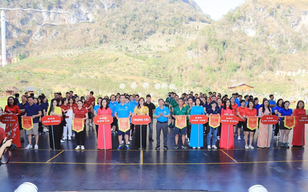 Giải thể thao Phan Xi Păng Báo Đảng các tỉnh khu vực Trung du và miền núi Tây Bắc ảnh 1 Giải thể thao Phan Xi Păng Báo Đảng các tỉnh khu vực Trung du và miền núi Tây Bắc ảnh 1