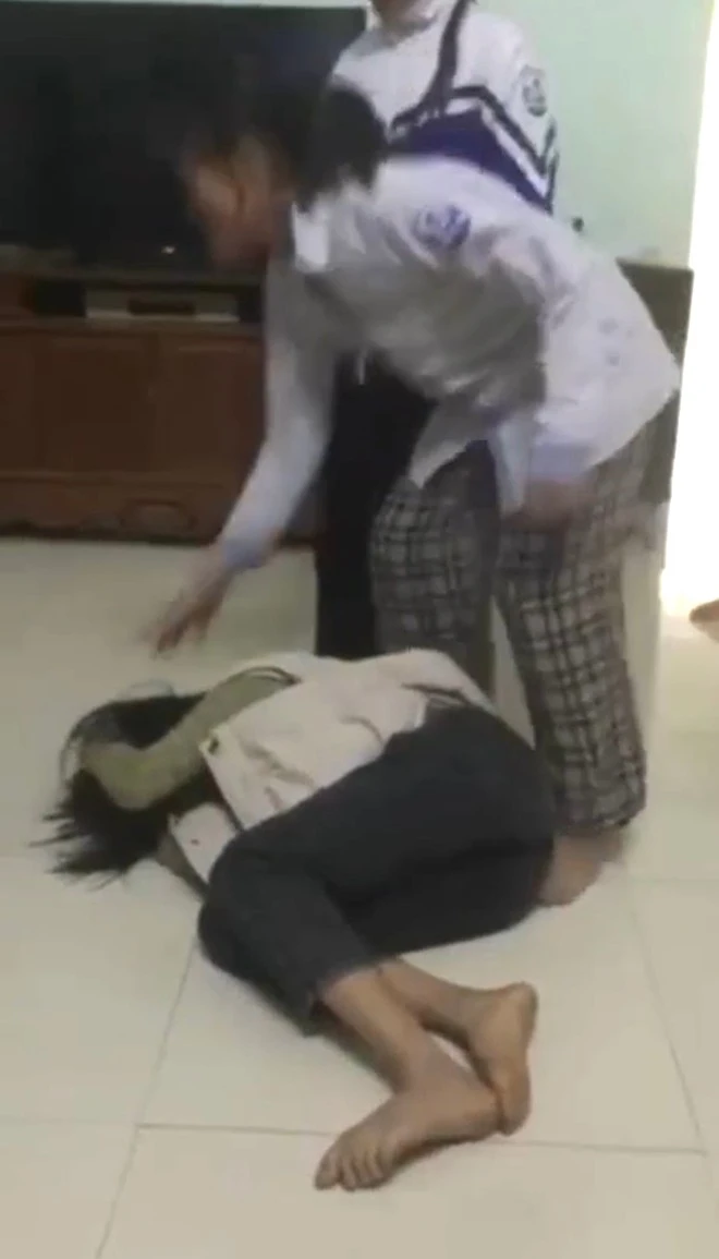 Thanh Hóa: Nữ sinh lớp 6 bị đánh, ngất lại chườm đá, mua sữa cho uống rồi đánh tiếp ảnh 1