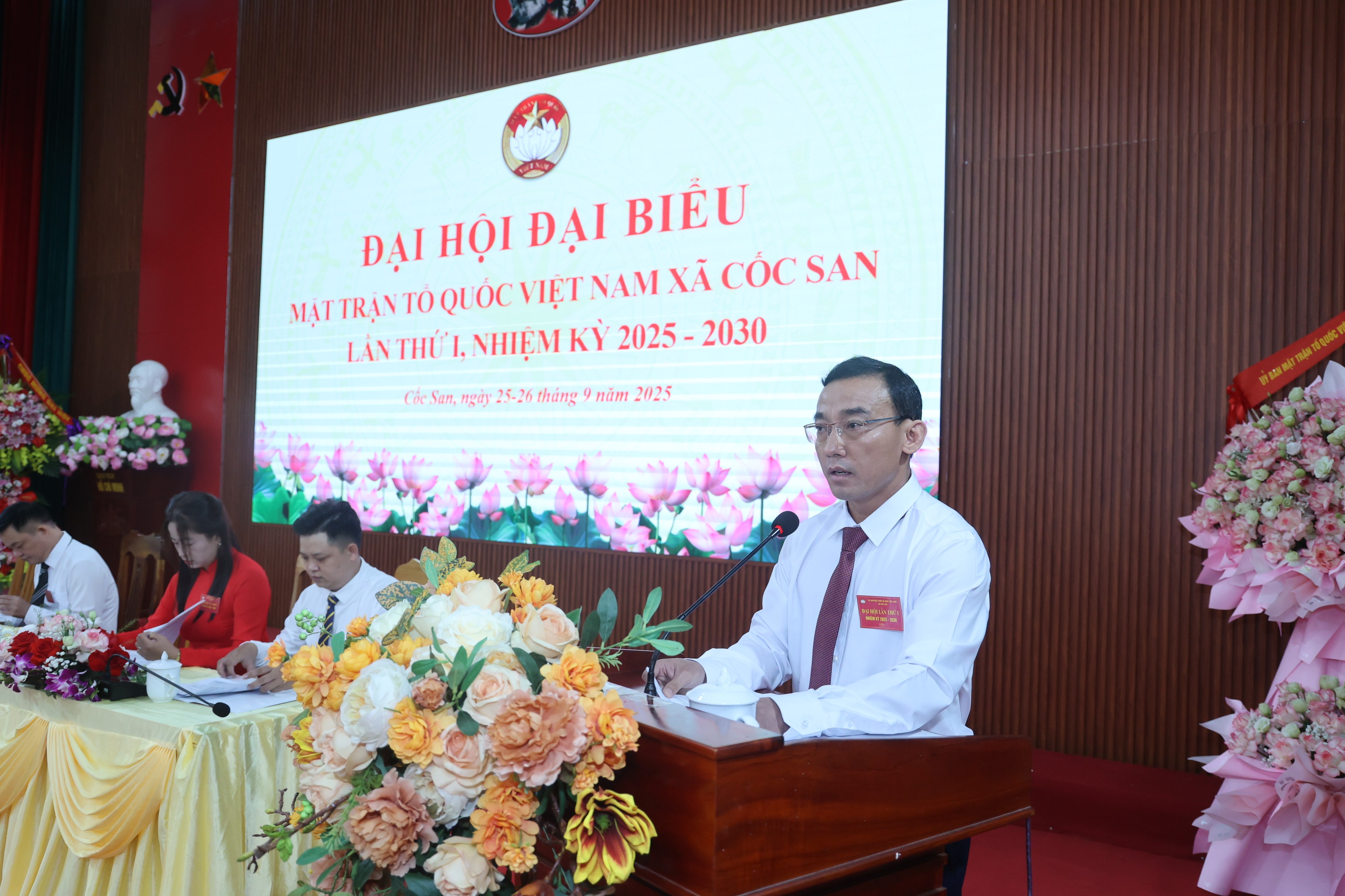 Chủ tịch Ủy ban Mặt trận Tổ quốc Việt Nam xã Cốc San đánh giá kết quả nhiệm kỳ. z7051497161433-e0e4252e873016486ca9a6e093767b78.jpg