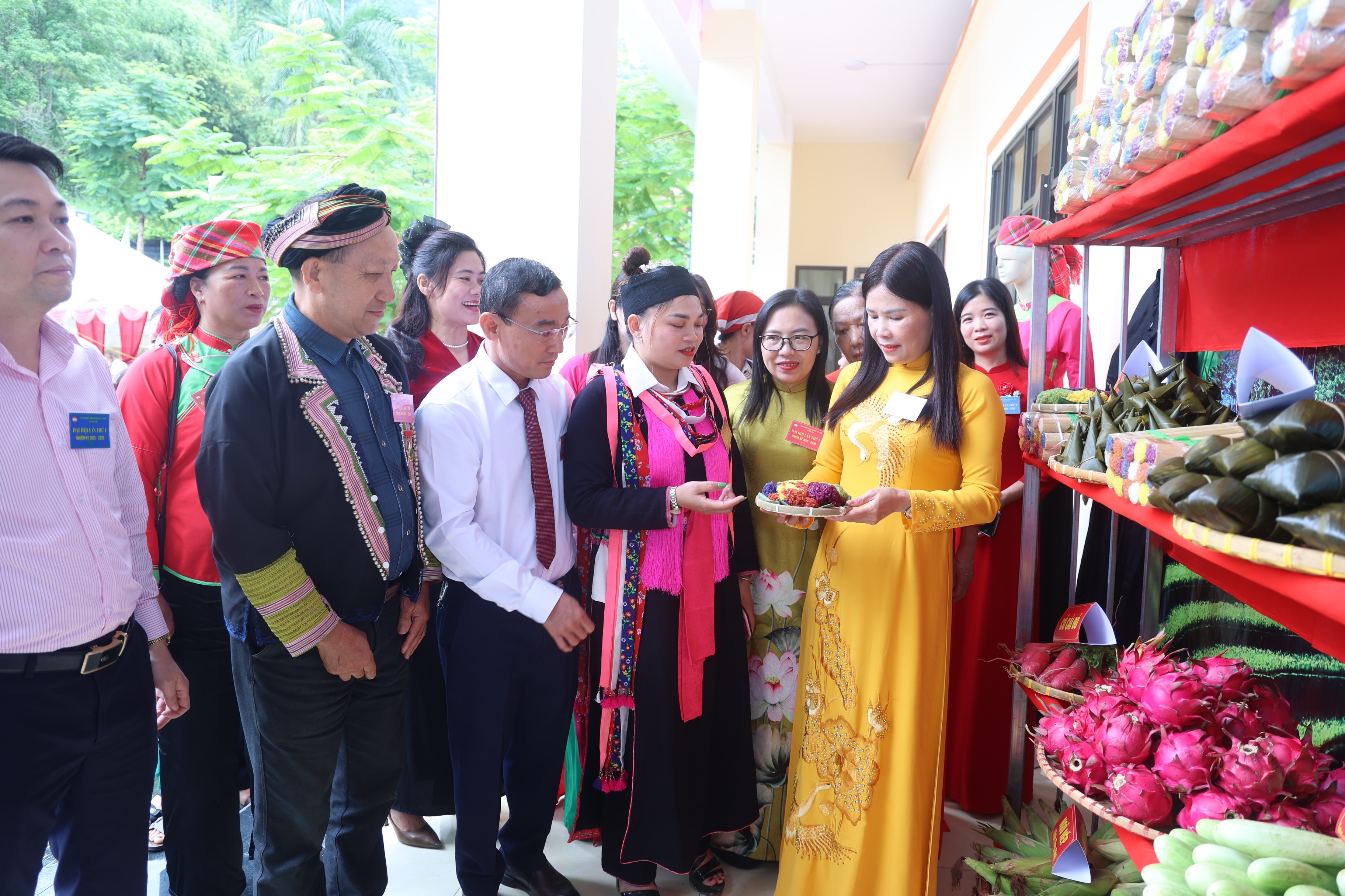 Các đại biểu tham quan gian hàng, thành tựu phát triển kinh tế -xã hội của địa phương. z7051497966080-7ff261146f0ed97c3863dc251db2e517.jpg
