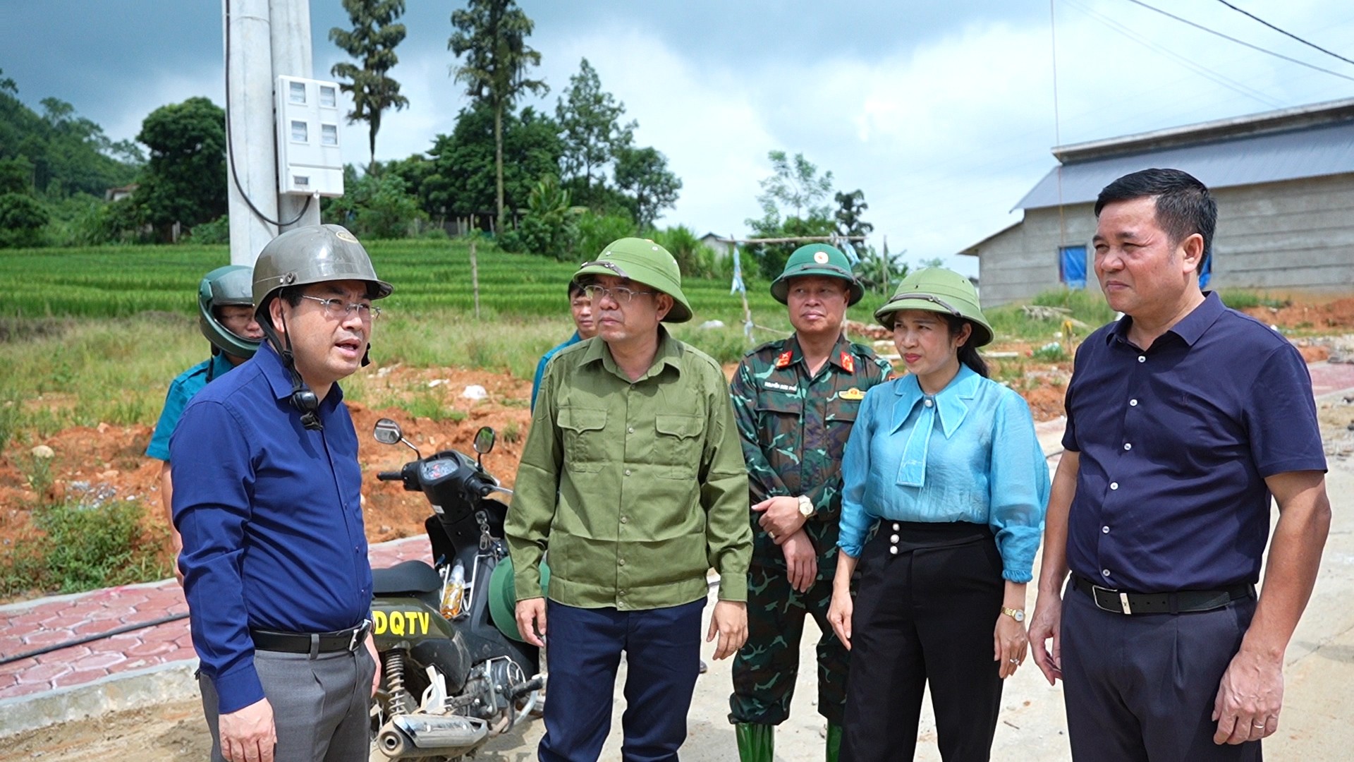 Đồng chí Nguyễn Tuấn Anh - Phó Bí thư Tỉnh ủy trực tiếp chỉ đạo tại hiện trường các điểm sạt lở. Đồng chí Nguyễn Tuấn Anh - Phó Bí thư Tỉnh ủy trực tiếp chỉ đạo tại hiện trường các điểm sạt lở.