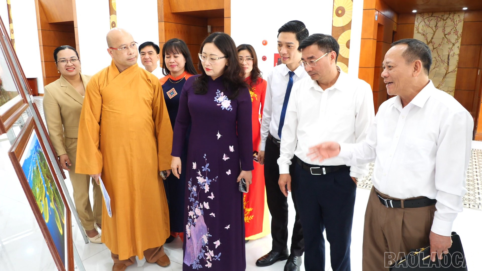 Các đại biểu tham quan triển lãm ảnh. baolaocai-br_1.jpg