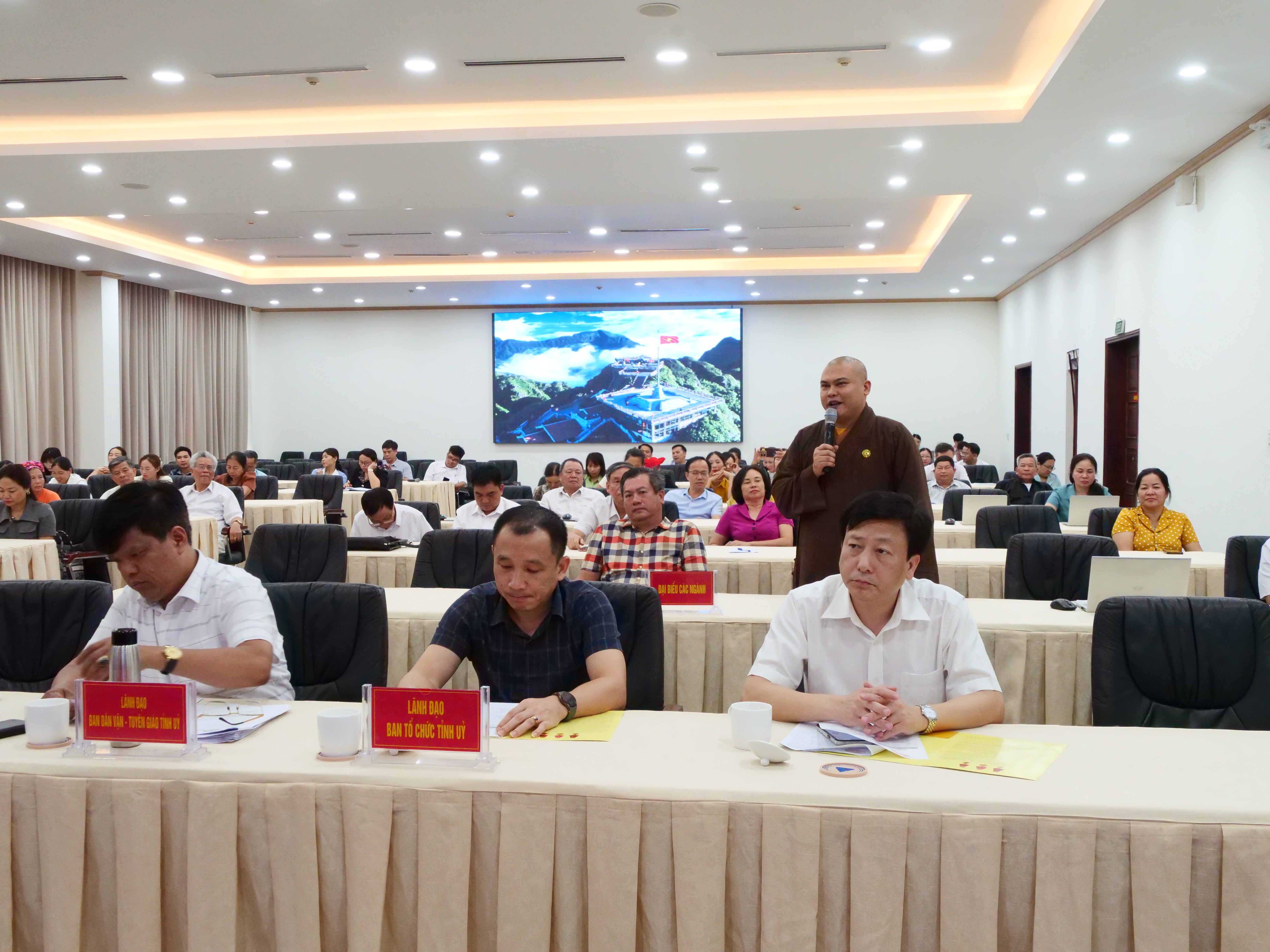 Ủy viên Ủy ban MTTQ tỉnh phát biểu đóng góp ý kiến tại hội nghị. p1524107.jpg