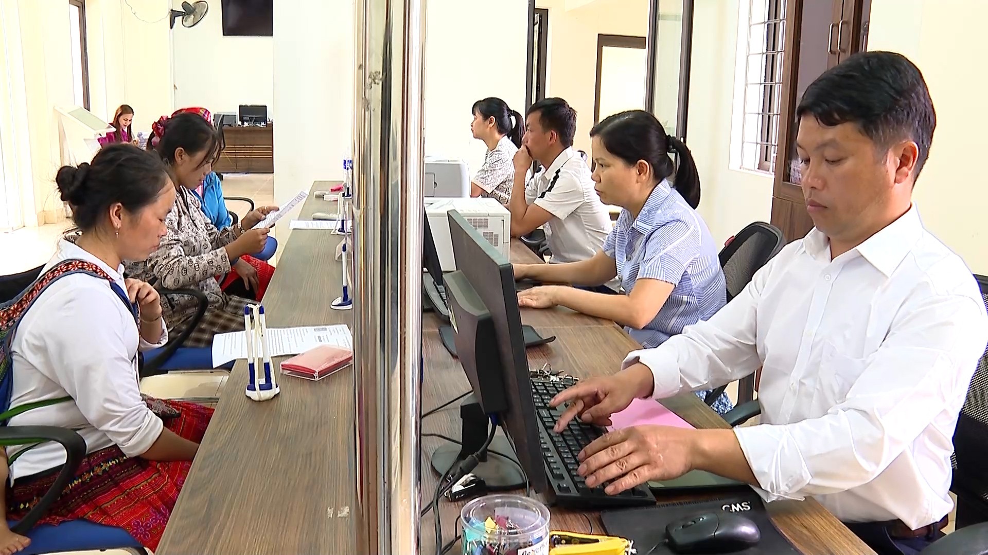 Người dân đến làm thủ tục tại Trung tâm Phục vụ hành chính công xã Hạnh Phúc. 4.jpg