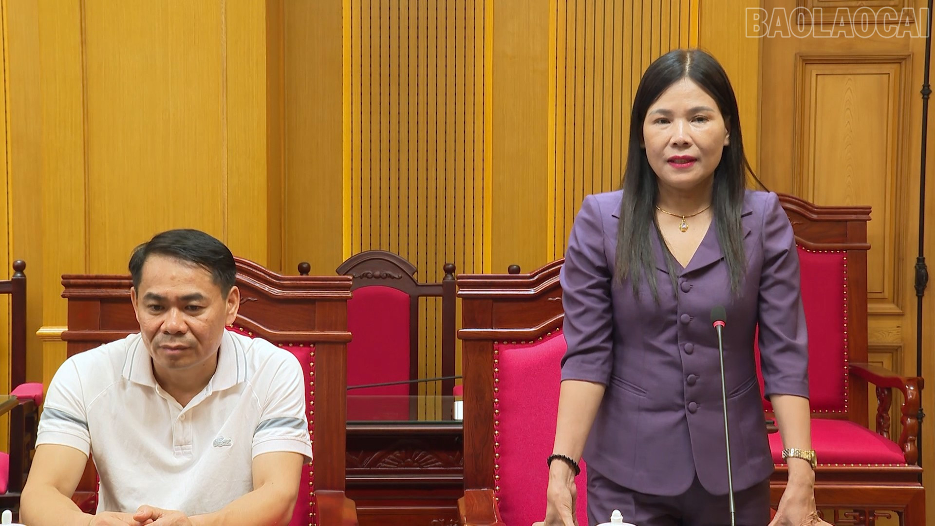 Lãnh đạo Ủy ban MTTQ Việt Nam tỉnh cảm ơn sự sẻ chia của Nhân dân phường Cam Đường. baolaocai-tr_2-5449.jpg