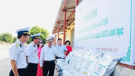 Tiếp nhận phân bón hỗ trợ Chương trình "Xanh hóa Trường Sa"