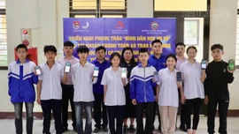 Mở tài khoản ngân hàng, trao học bổng cho học sinh vượt khó tại Si Ma Cai
