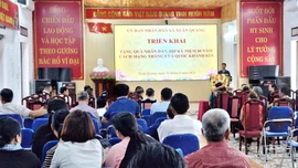 Người dân xã Xuân Quang và Bảo Yên phấn khởi nhận quà dịp kỷ niệm 80 năm Cách mạng tháng Tám và Quốc khánh 2/9