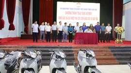 Trao tặng xe máy hỗ trợ 12 xã phía Bắc tỉnh Lào Cai