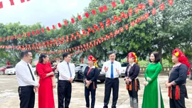 Đồng chí Trần Lưu Quang - Ủy viên Ban Chấp hành Trung ương Đảng, Bí thư Trung ương Đảng, Trưởng Ban Chính sách, chiến lược Trung ương cùng các đồng chí lãnh đạo tỉnh kiểm tra tình hình vận hành của mô hình tổ chức bộ máy mới tại xã Yên Bình