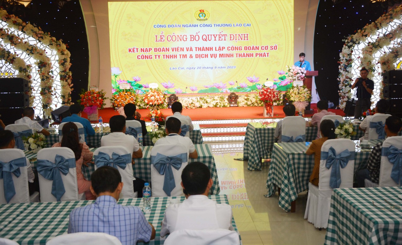 Lễ kết nạp đoàn viên, thành lập công đoàn cơ sở được tổ chức trang trọng, để lại ấn tượng tốt cho đoàn viên, lao động. z4933562261076_2643af804299f5bf7704739bd0f3f647.jpg