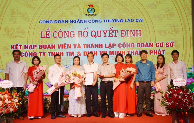 Lãnh đạo LĐLĐ tỉnh, Sở Công Thương trao quyết định và tặng hoa chúc mừng thành lập các công đoàn cơ sở doanh nghiệp ngoài nhà nước thuộc Công đoàn ngành Công thương. dsc2.jpg