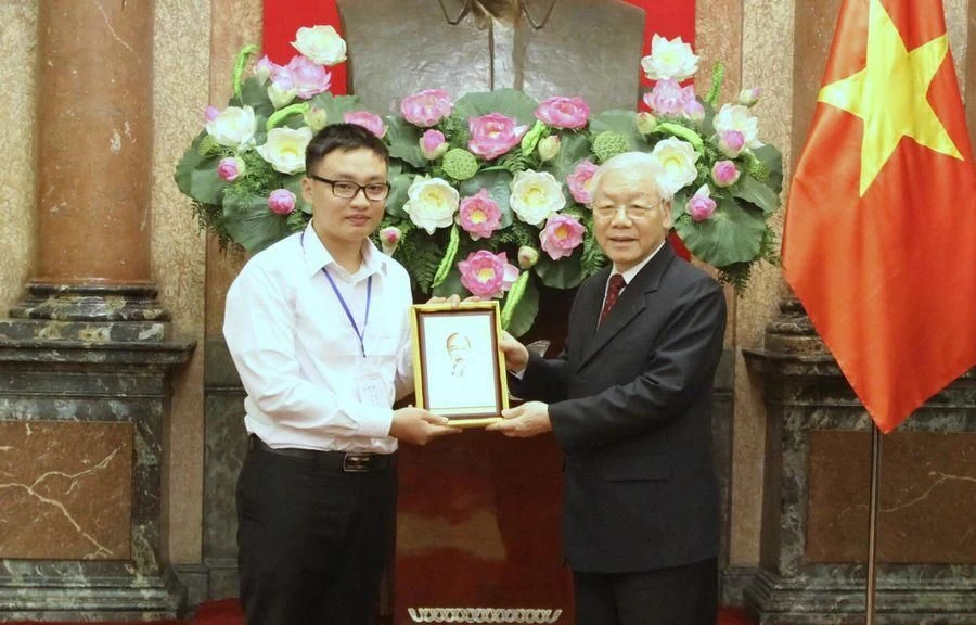 Tổng Bí thư Nguyễn Phú Trọng tặng ảnh Bác Hồ cho học sinh, sinh viên tiêu biểu năm học 2017 - 2018. Ảnh: gdtd.vn