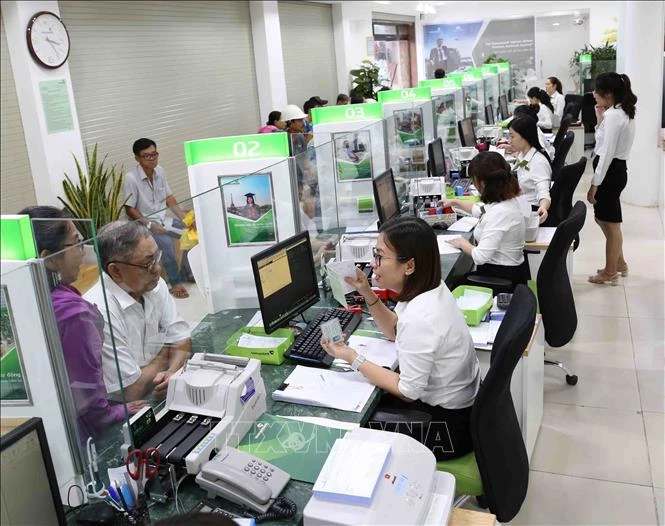 Người dân nộp tiền vào ngân sách nhà nước tại Ngân hàng Vietcombank chi nhánh thành phố Cần Thơ. Ảnh minh họa