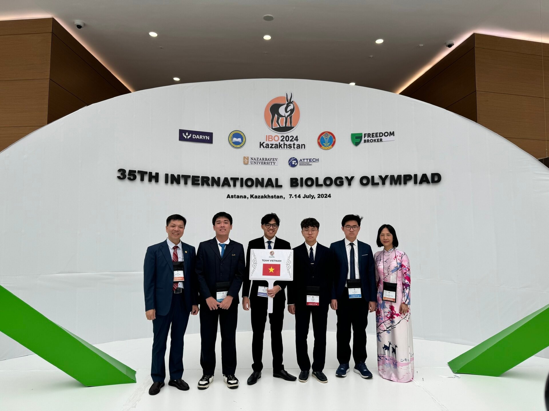 Đội tuyển Việt Nam tại kỳ thi Olympic Sinh học quốc tế 2024. (Ảnh: NVCC) Đội tuyển Việt Nam tại kỳ thi Olympic Sinh học quốc tế 2024. (Ảnh: NVCC)