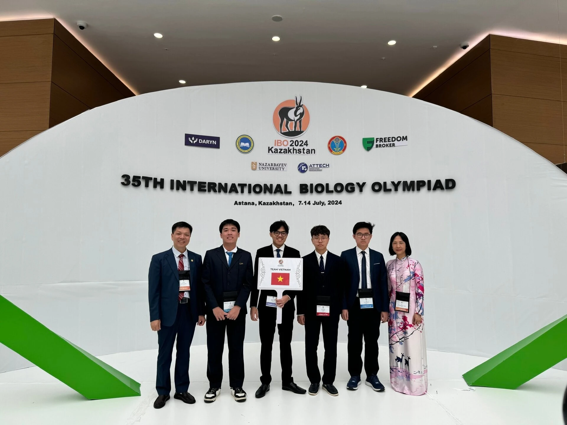 Đội tuyển Việt Nam tại kỳ thi Olympic Sinh học quốc tế 2024. (Ảnh: NVCC)