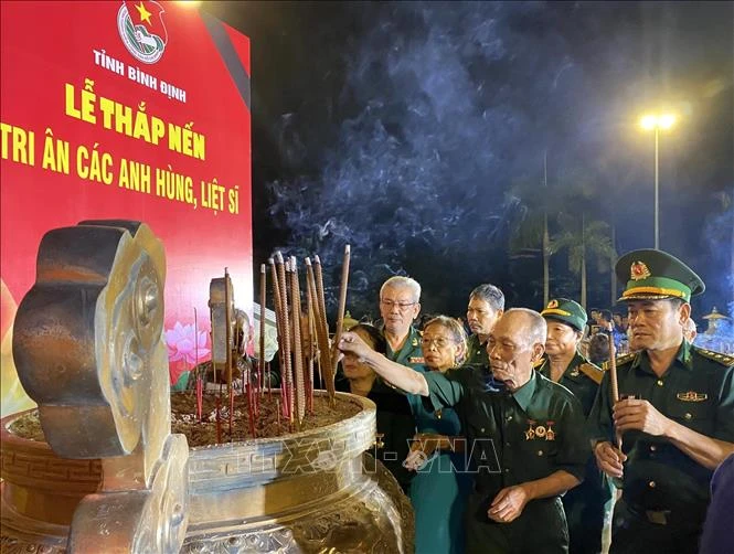 Cựu chiến binh, cựu thanh niên xung phong dâng hương tại Đài tưởng niệm Nghĩa trang Liệt sĩ thành phố Quy Nhơn.