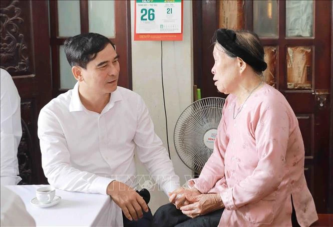 Bí thư Tỉnh ủy Vĩnh Phúc Dương Văn An thăm hỏi mẹ liệt sĩ Nguyễn Quốc Khánh, bà Nghiêm Thị My ở phường Khai Quang, thành phố Vĩnh Yên