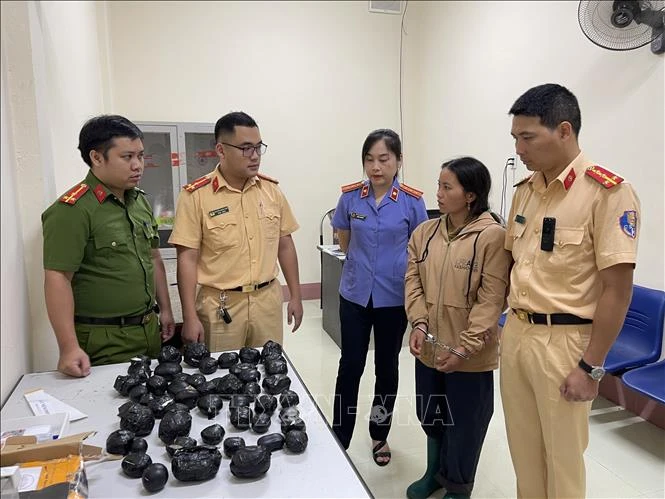 Đối tượng Mua Thị Phùa cùng tang vật tại cơ quan Công an.