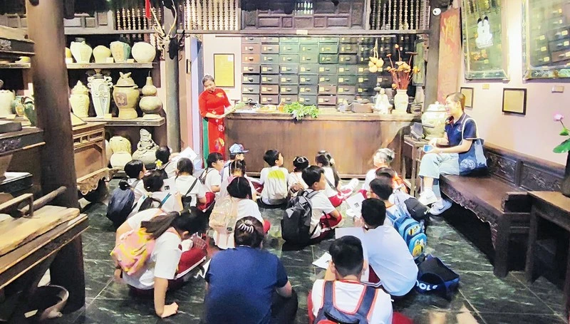 Học sinh tham quan, học tập tại Bảo tàng Y học cổ truyền Việt Nam. (Ảnh Bảo tàng cung cấp)