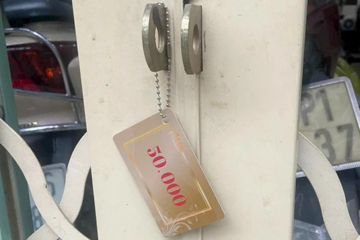 Thẻ có mệnh giá được treo trước cửa nhà dân. (Ảnh: Công an TP.HCM)