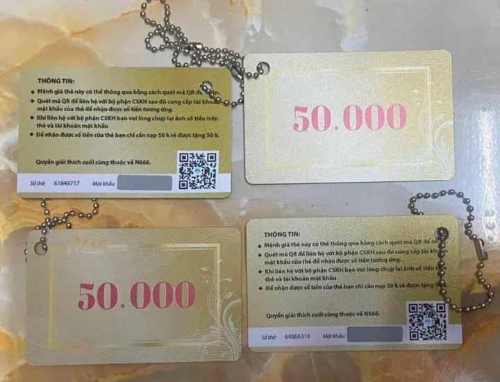 Các đối tượng treo thẻ có ghi mệnh giá tiền lên xe máy hoặc cửa nhà người dân để lừa đảo. (Ảnh: Công an TP.HCM)