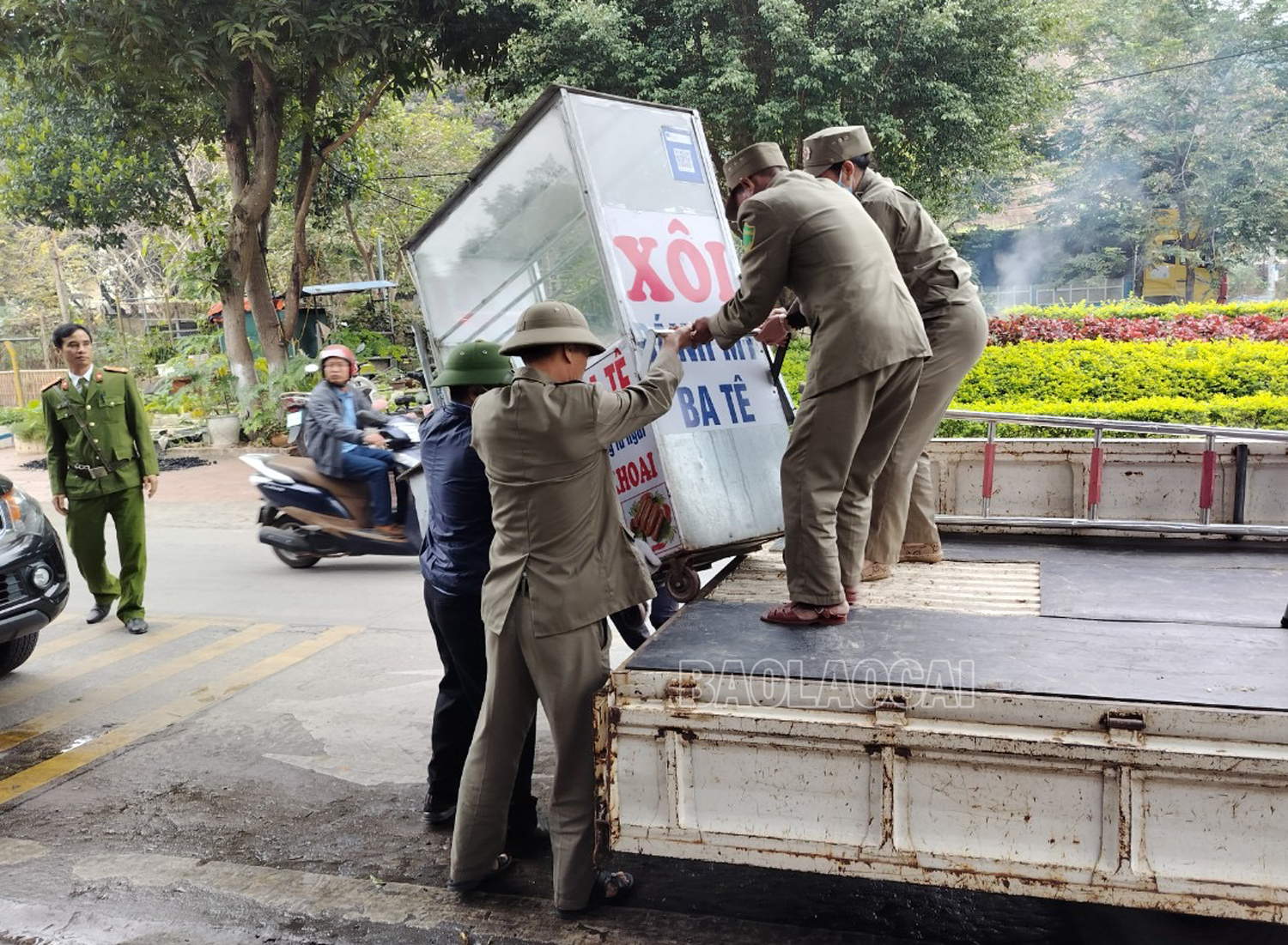 Thu giữ tủ bán hàng lấn chiếm hành lang. 1.jpg