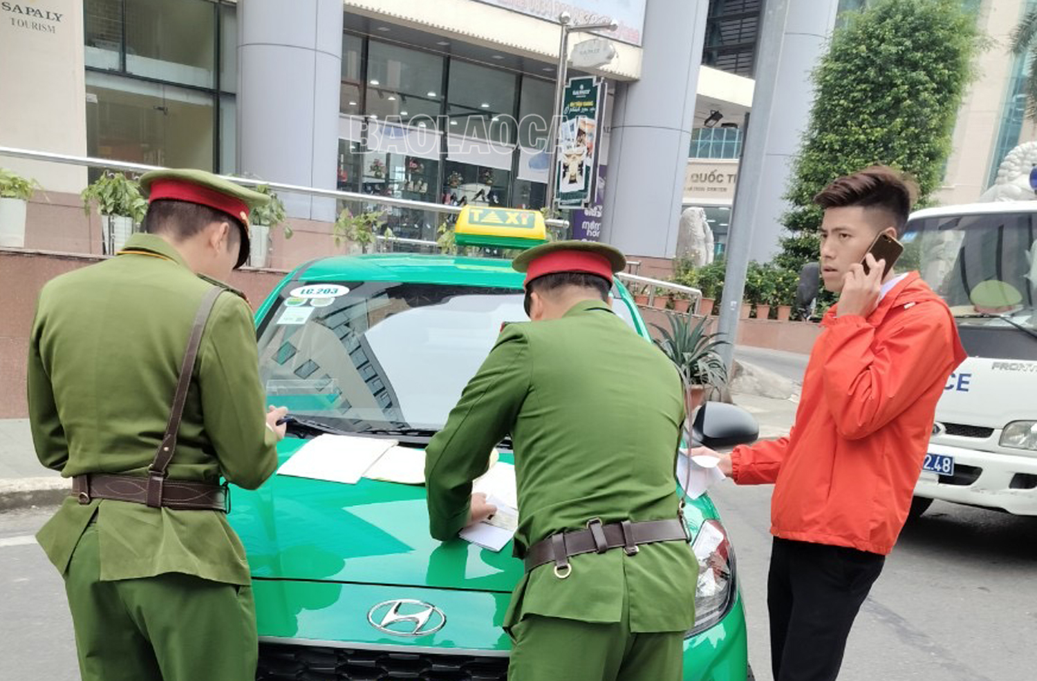 Xử lý xe taxi đỗ sai quy định tại khu vực Cửa khẩu Quốc tế Lào Cai. 3.jpg