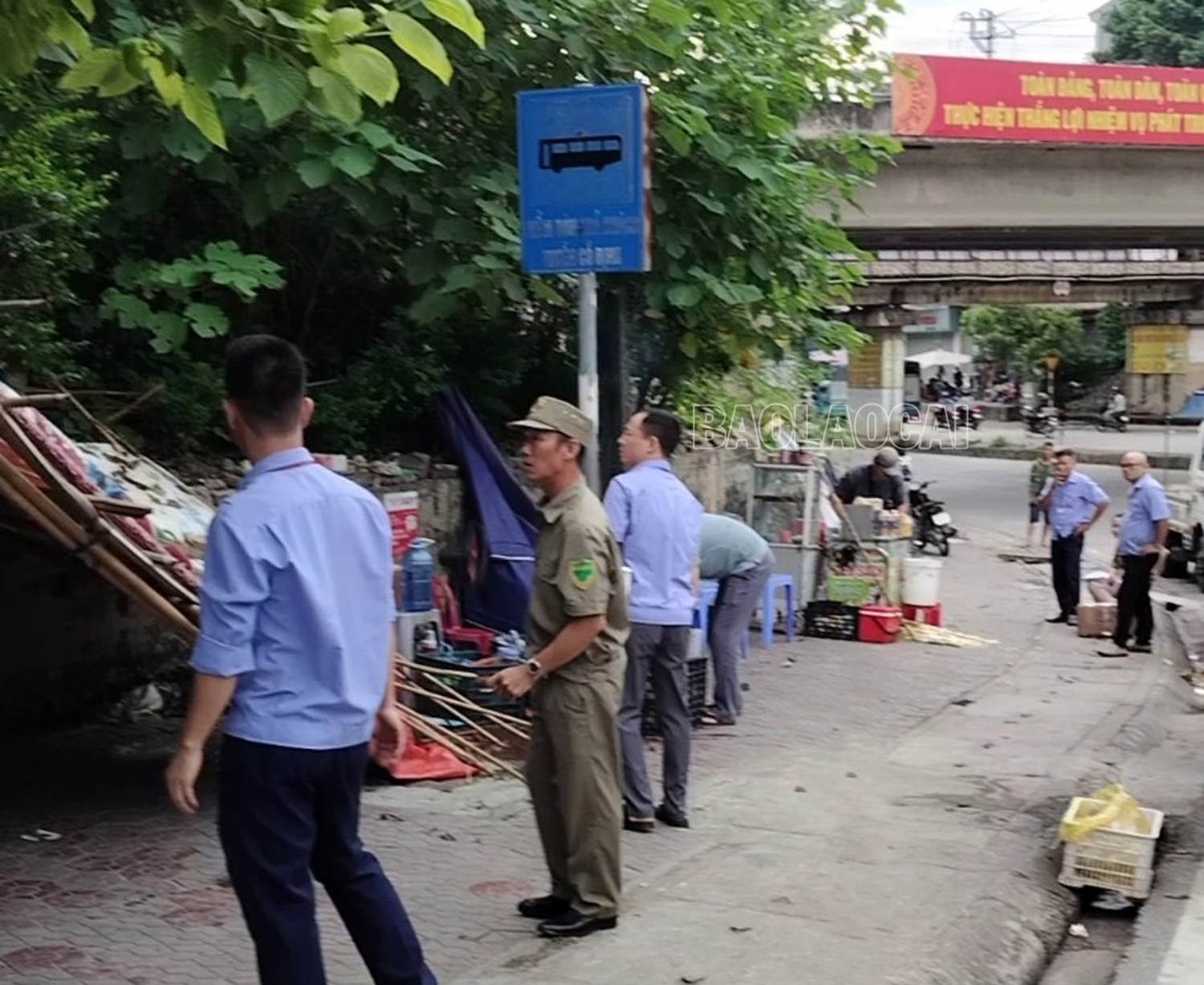 Tháo dỡ lều bán hàng trên vỉa hè khu vực ngã 3 Quốc lộ 70 giao với đường Nguyễn Huệ. 5.jpg