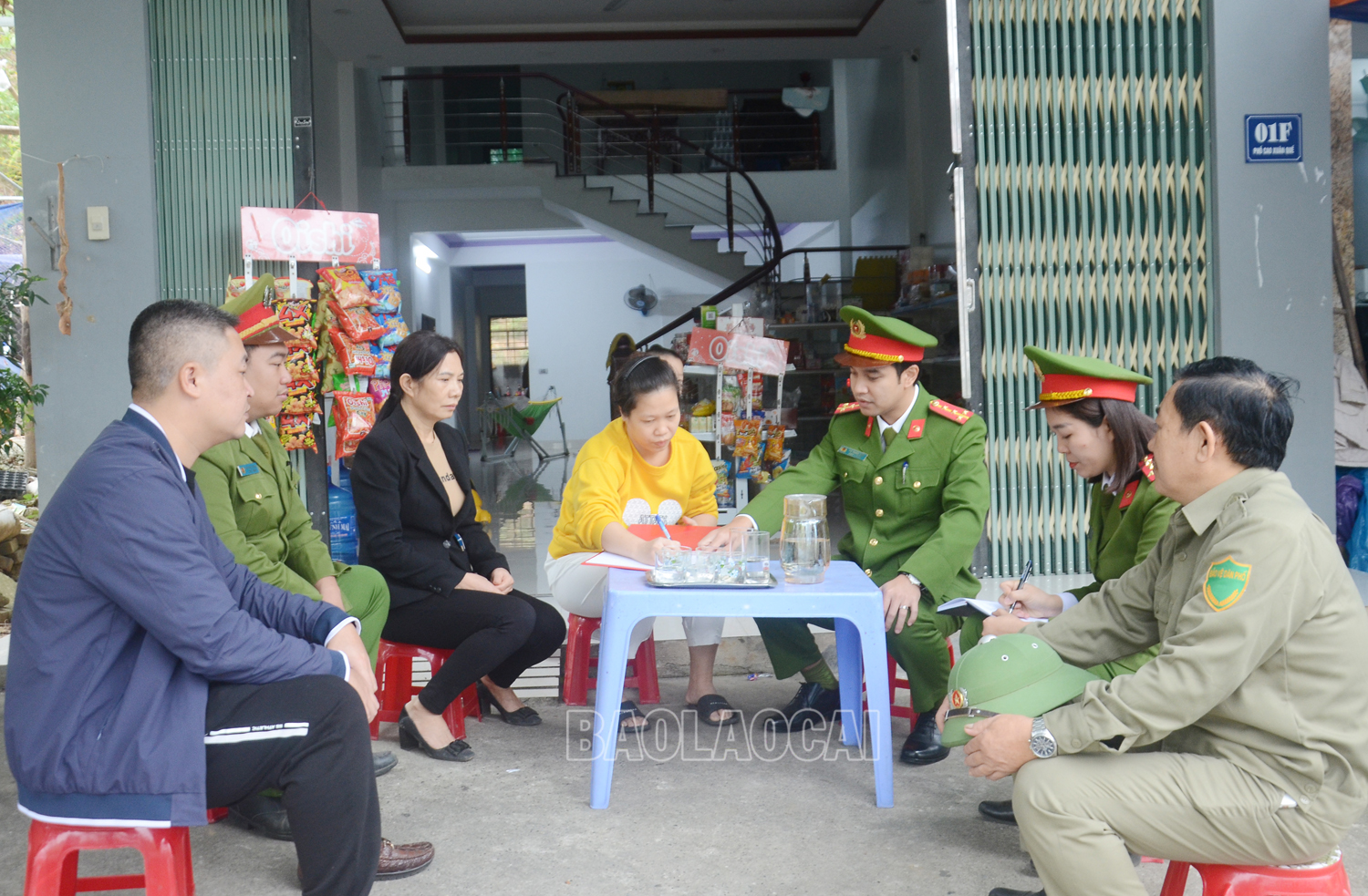 Công an phường Nam Cường đẩy mạnh tuyên truyền và tổ chức cho Nhân dân ký cam kết tố giác tội phạm về ma túy. 11-1050.jpg