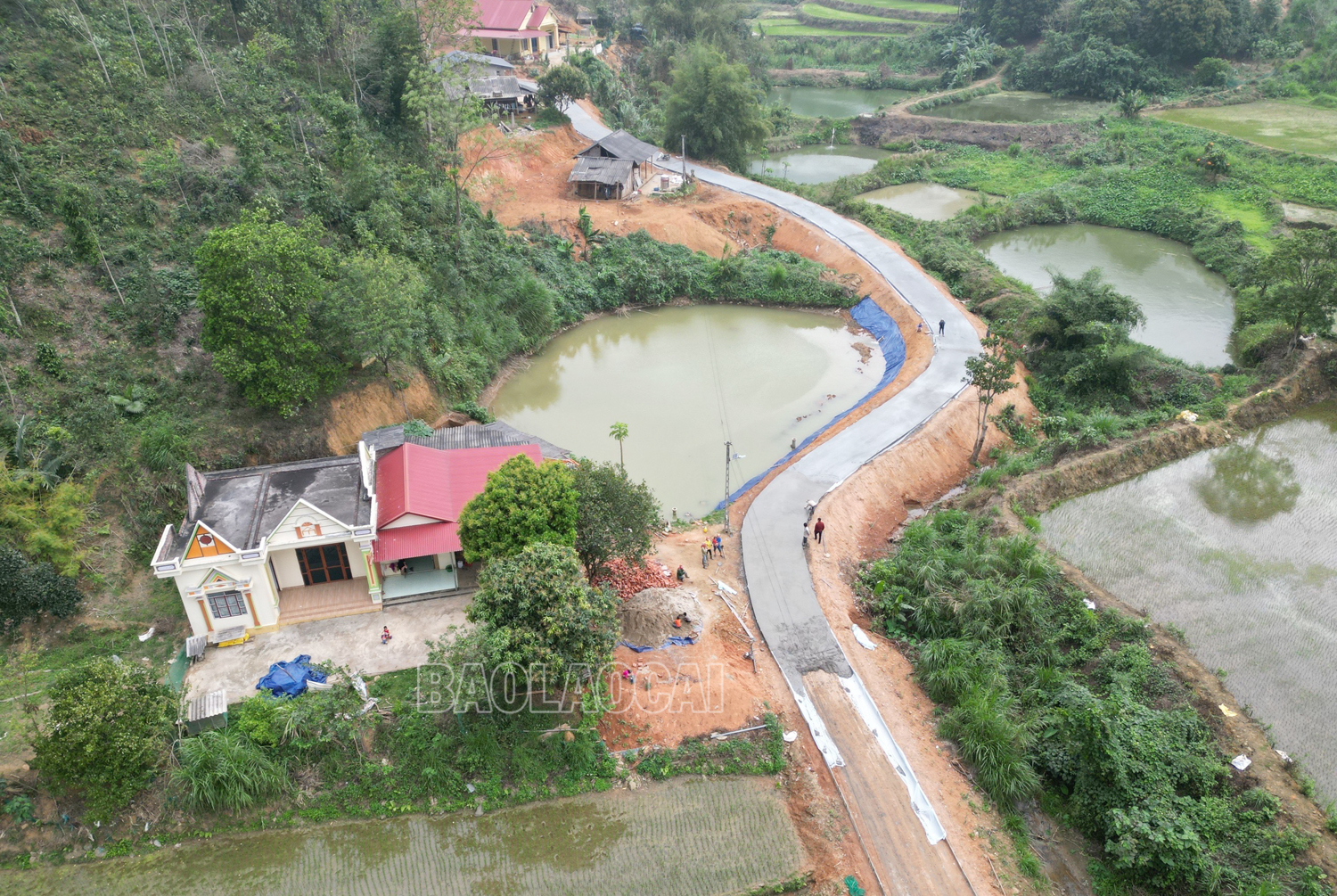 Các tuyến đường giao thông nông thôn đang mang lại diện mạo mới cho xã Kim Sơn, huyện Bảo Yên. 4-9899.jpg