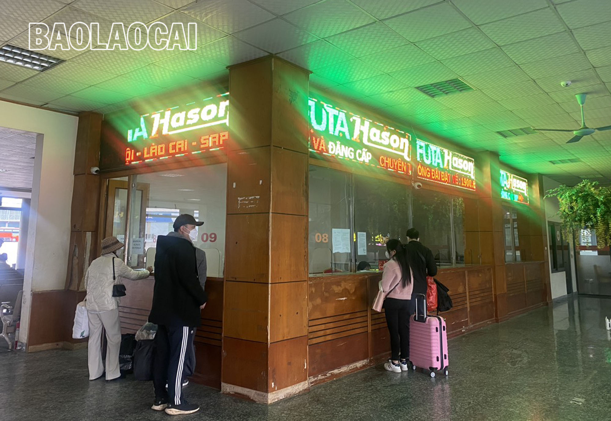 Hành khách mua vé tại Bến xe Trung tâm Lào Cai. Hs2.jpg