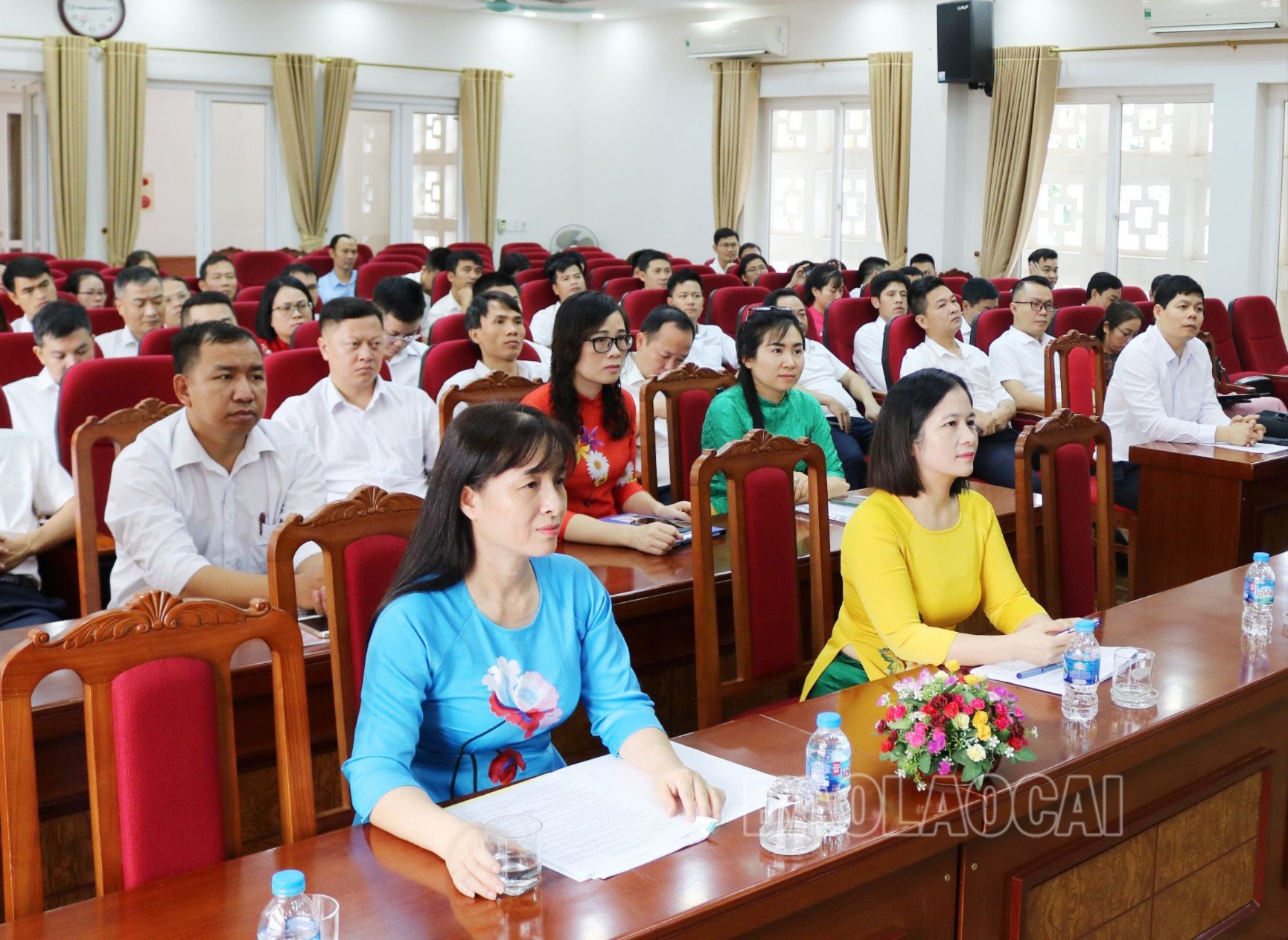 Đại biểu và các học viên dự lễ khai giảng. 2.jpg