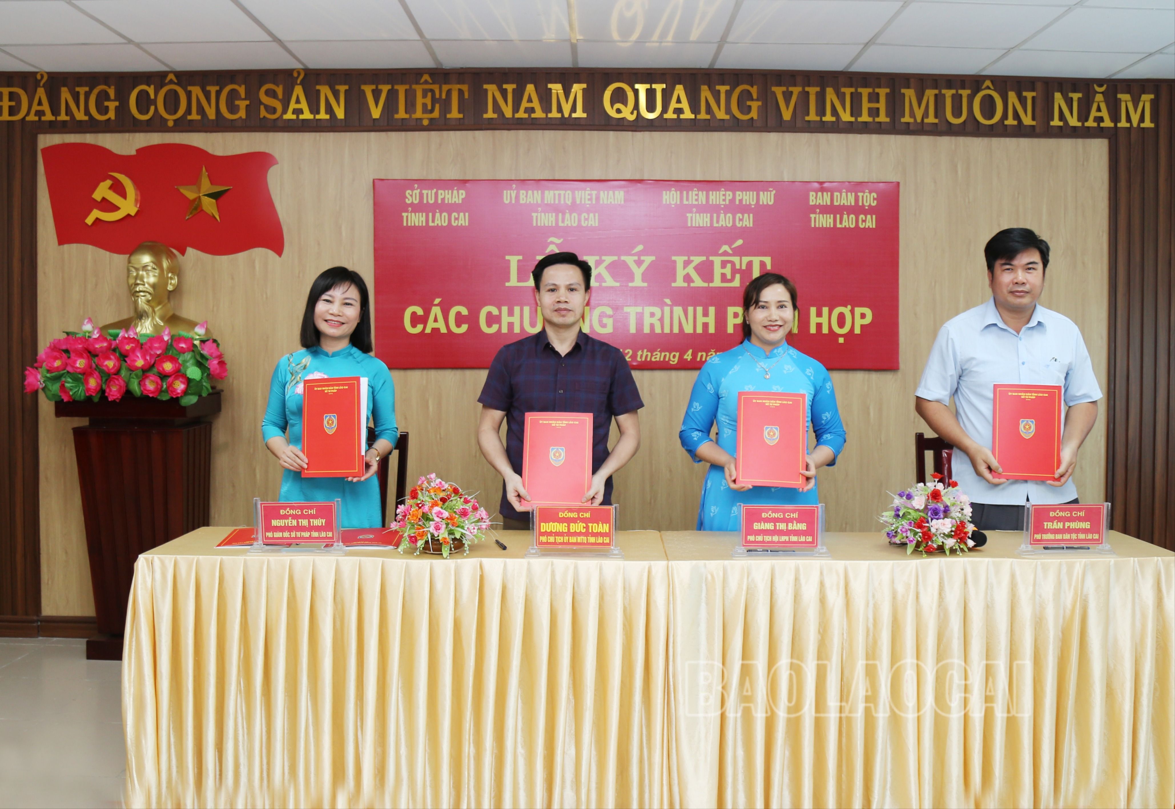 Đại diện các cơ quan, đơn vị ký kết chương trình phối hợp. 2432.jpg